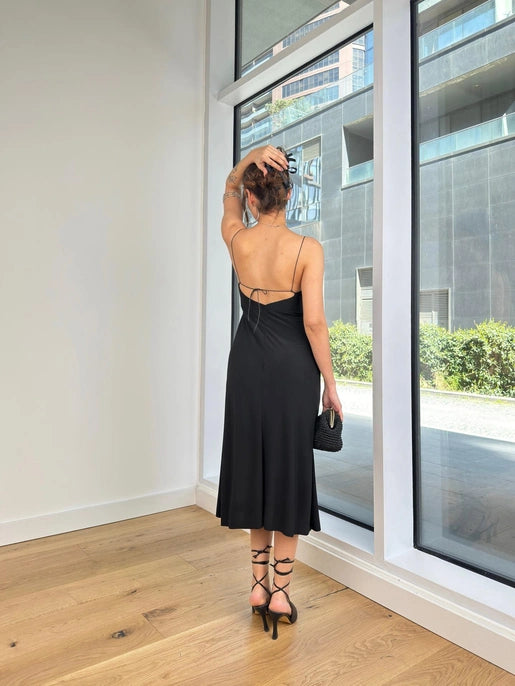 Siyah Midi Elbise İnce Askılı Sırt Dekolteli Eteği Yırtmaçlı Kadın