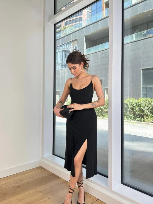 Siyah Midi Elbise İnce Askılı Sırt Dekolteli Eteği Yırtmaçlı Kadın